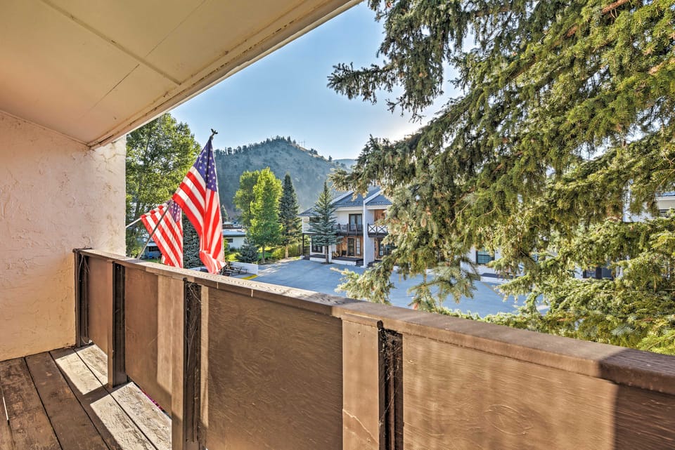 Red River Townhome with Balcony & Mtn Views! Apartment in Red River