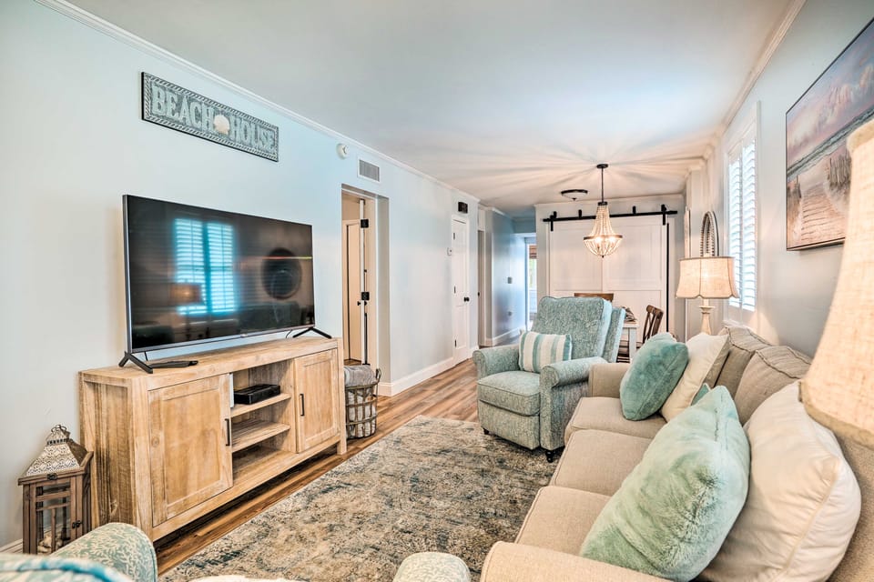 Beachy Isle of Palms Home: 1 Block to Coast! House in Isle of Palms