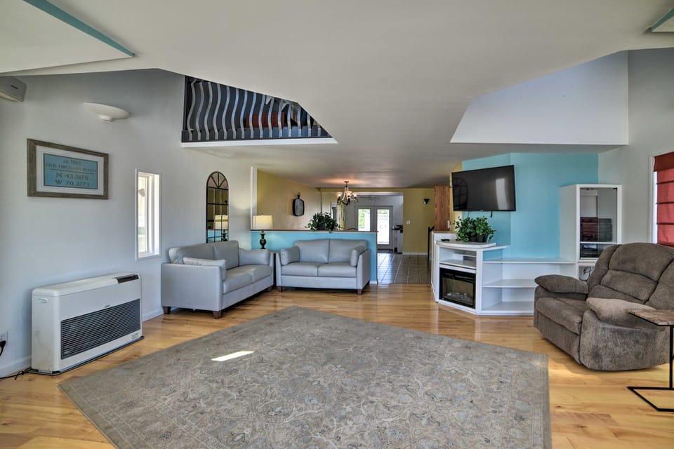 Sun-Soaked Coastal Cottage w/ Deck + Walk to Beach House in Old Orchard Beach