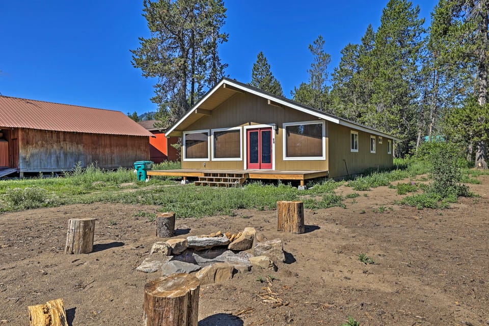 Donnelly Cabin w/ Fire Pit: 5 Mi to Boat & Ski! House in Valley County