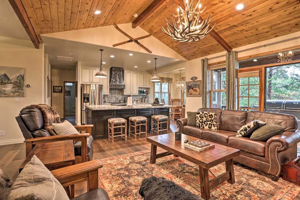 Near Bear Mountain & Big Bear Lake: Gem w/ Hot Tub House in Southern California