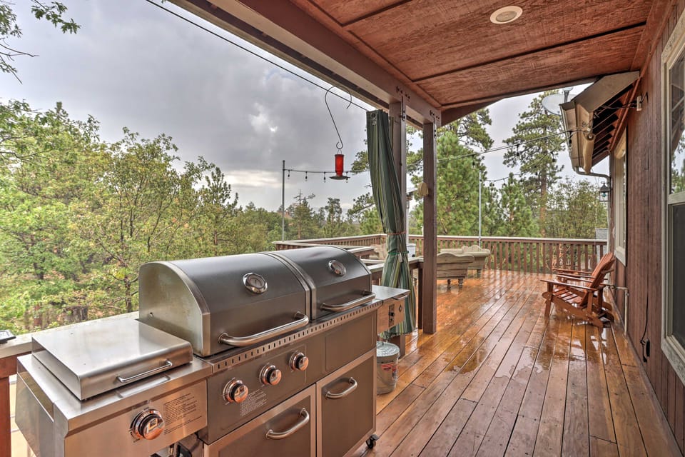 Near Bear Mountain & Big Bear Lake: Gem w/ Hot Tub House in Southern California