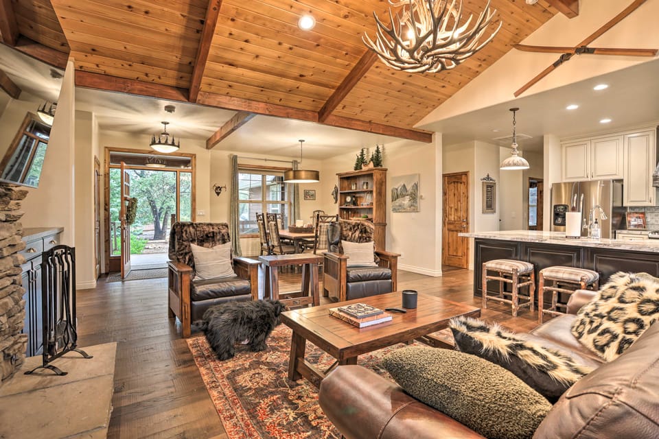 Near Bear Mountain & Big Bear Lake: Gem w/ Hot Tub House in Southern California