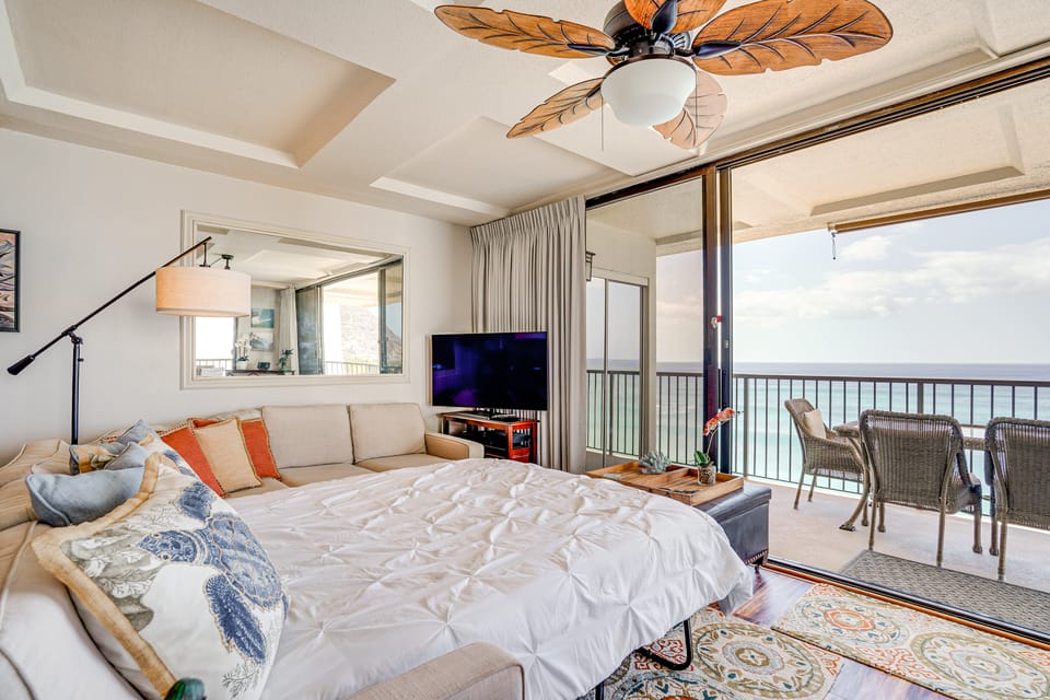 Beachfront Condo w/ Amazing Views in Makaha Beach Apartment in Makaha