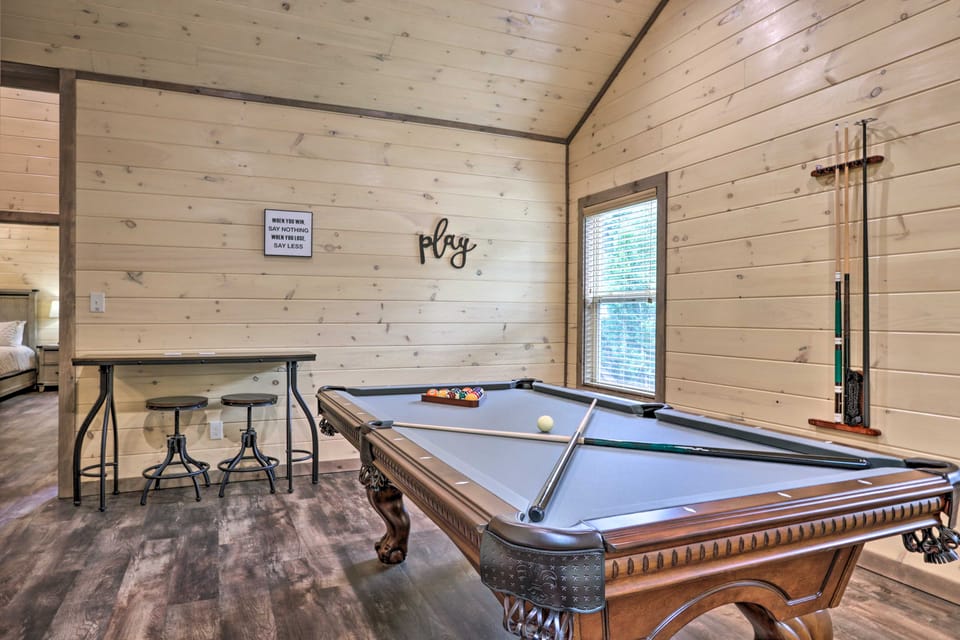 5 Mi to Pigeon Forge: Woodsy Retreat w/ Hot Tub! House in Sevier County