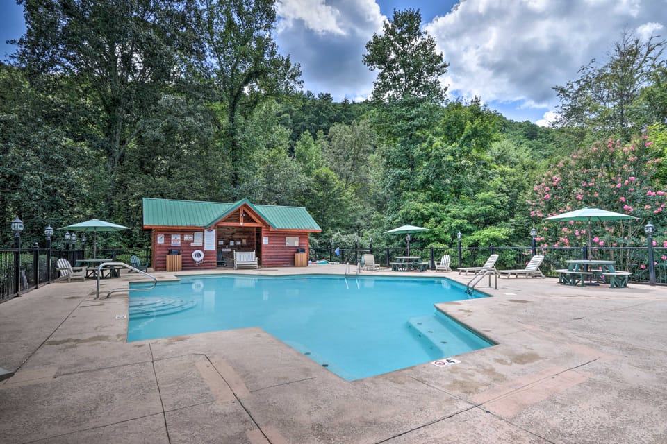 5 Mi to Pigeon Forge: Woodsy Retreat w/ Hot Tub! House in Sevier County