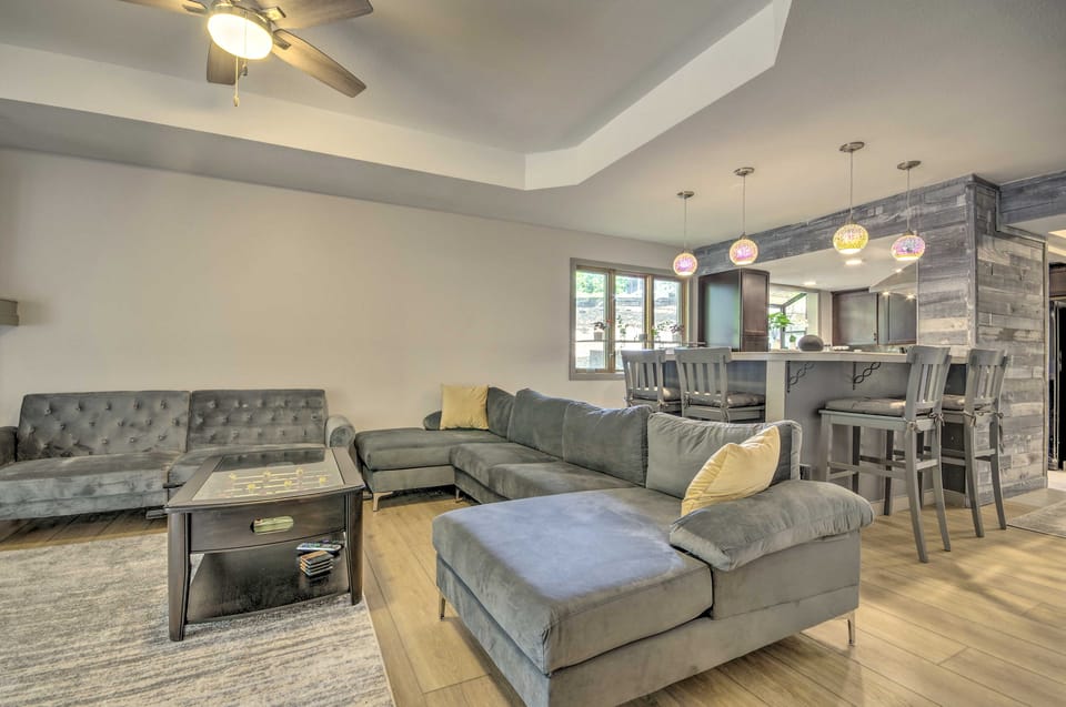 1 Mi to Lake of the Ozarks: Condo w/ Pool Access Apartment in Lake of the Ozarks