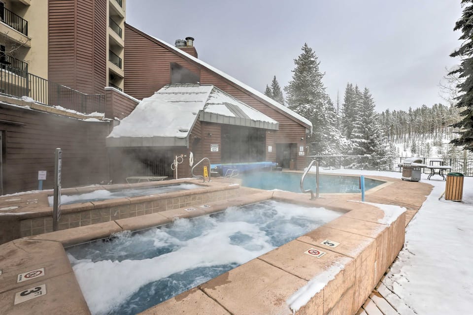 Cozy Ski-In/Out Winter Park Studio w/ Hot Tubs! Apartment in Winter Park