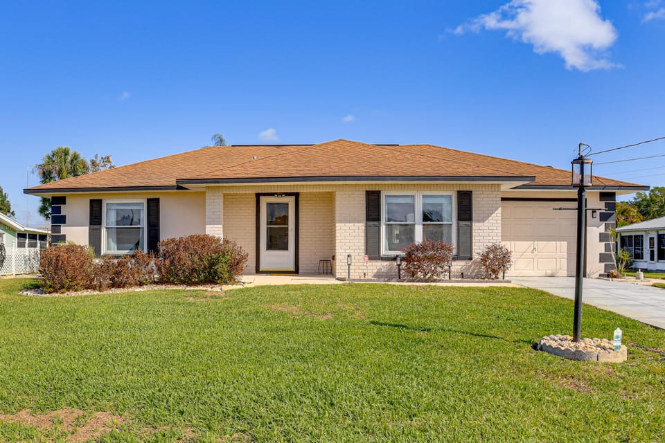 Waterfront Lake Placid Escape w/ Dock & Lanai House in Florida