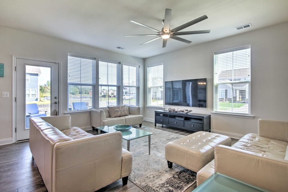 Beach Shuttle, 3 Pools: Bishop's Landing Townhome Apartment in Sussex County