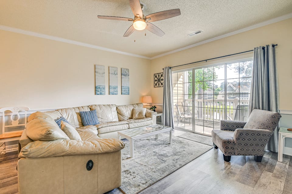 Pools & Golf, 2 Mi to Beach: Myrtle Beach Condo! Apartment in Carolina Forest