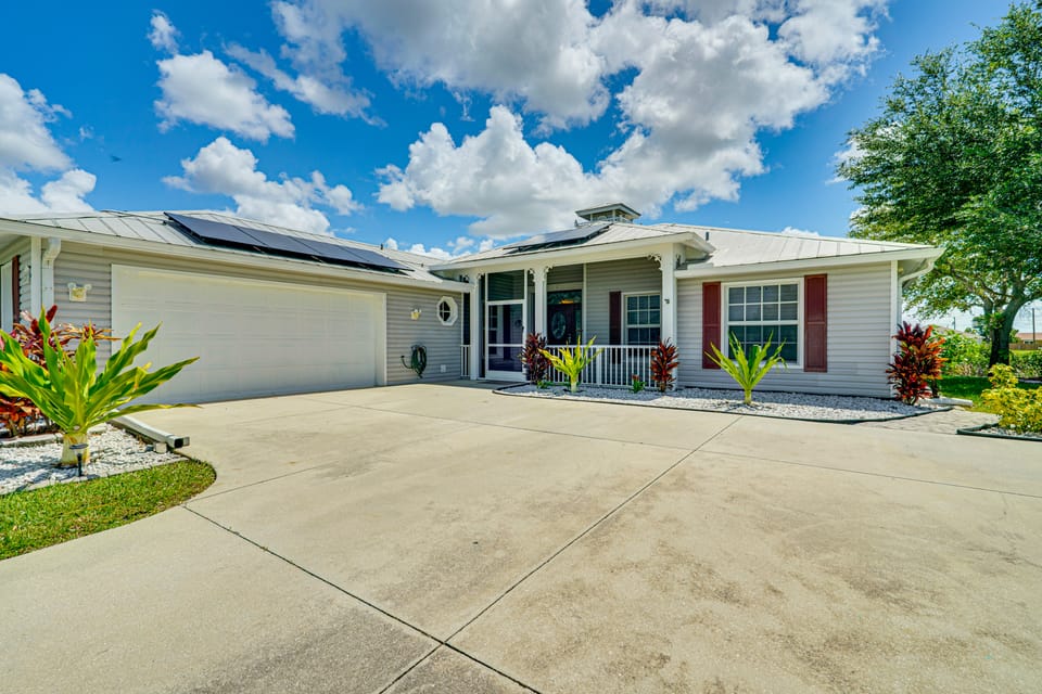 Paddle, Bike & Relax! Canal-Front Cape Coral Home House in Cape Coral