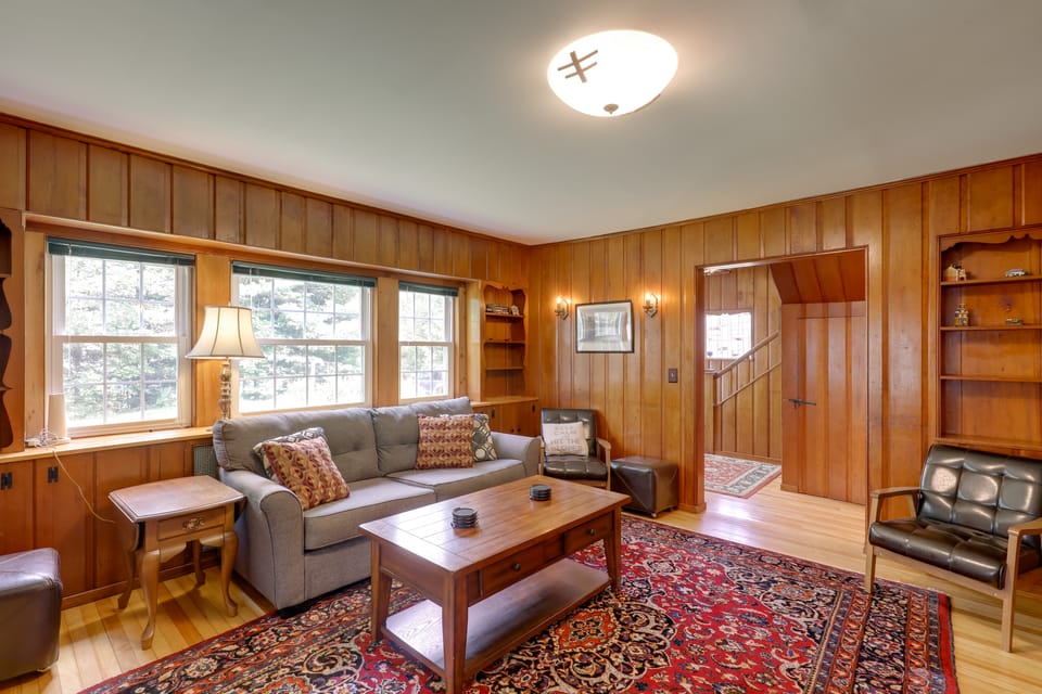 Franconia Escape on Half Acre w/ Fire Pit & Deck! House in Franconia