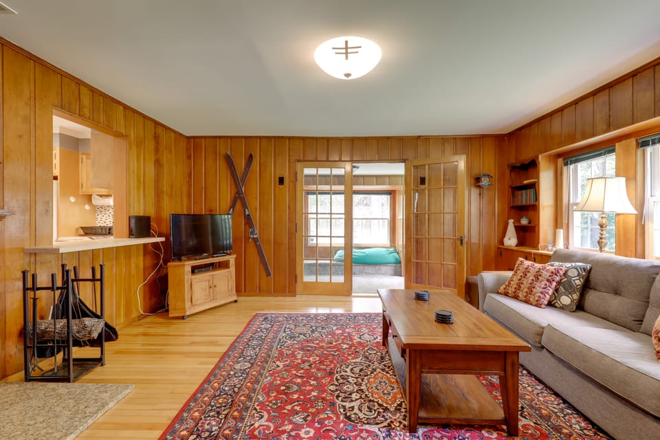 Franconia Escape on Half Acre w/ Fire Pit & Deck! House in Franconia