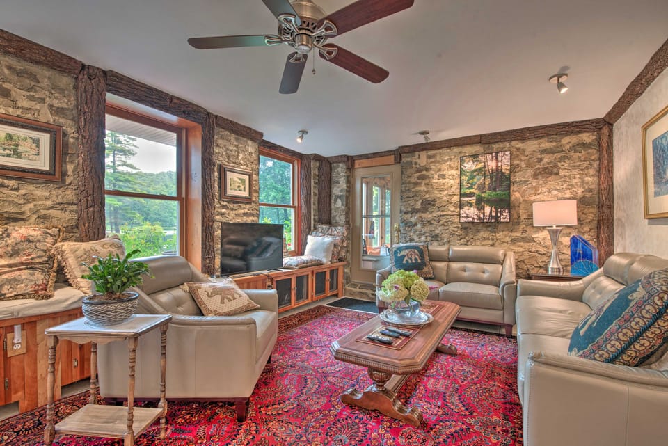 Lakefront Poconos Retreat w/ Hot Tub, Near Hiking! Apartment in Bear Creek Village