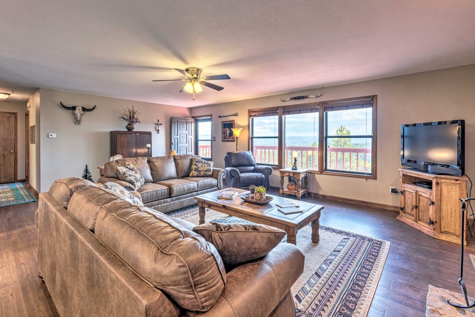 ‘Mountain’s Majesty’ Cabin w/ Hot Tub & Mtn Views! House in Ruidoso