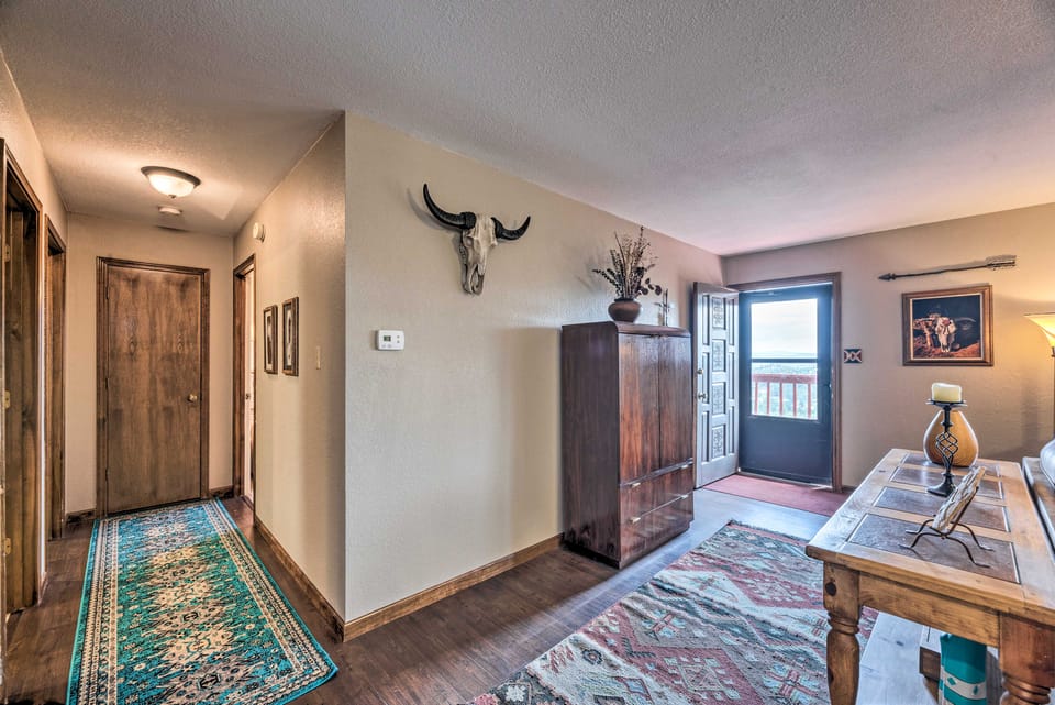 ‘Mountain’s Majesty’ Cabin w/ Hot Tub & Mtn Views! House in Ruidoso