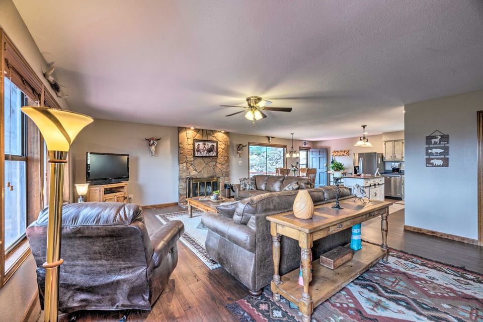 ‘Mountain’s Majesty’ Cabin w/ Hot Tub & Mtn Views! House in Ruidoso