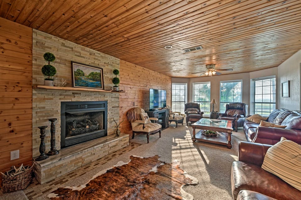 Charming Hamilton Farmhouse w/ Country Views! House in Texas
