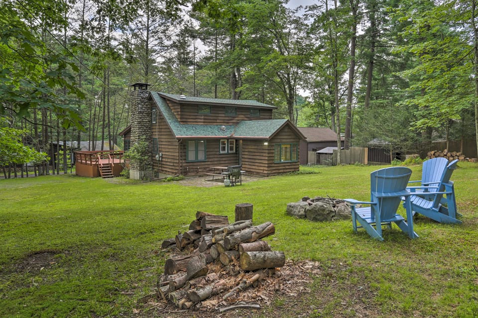 Steps to Lake: Tafton Cottage w/ Fire Pit & Grill Cottage in Lake Wallenpaupack