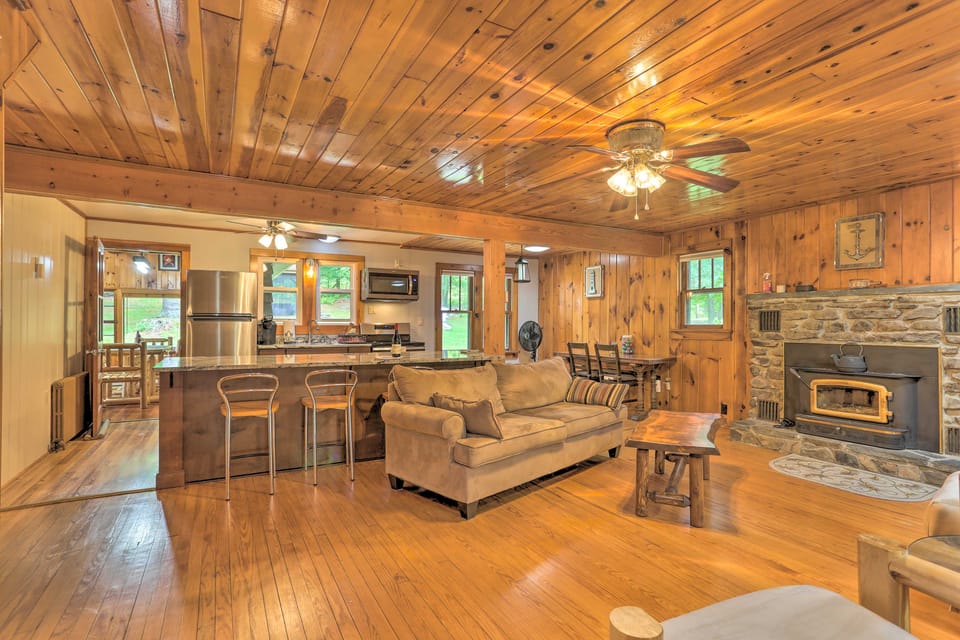 Steps to Lake: Tafton Cottage w/ Fire Pit & Grill Cottage in Lake Wallenpaupack