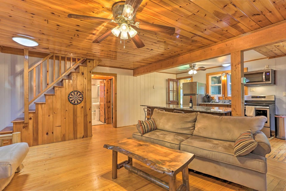 Steps to Lake: Tafton Cottage w/ Fire Pit & Grill Cottage in Lake Wallenpaupack