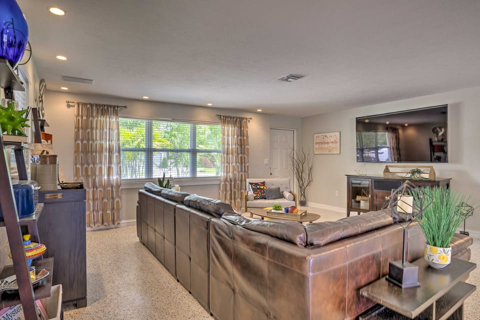 Colorful Fort Myers Home w/ Sunroom & Patio! House in Fort Myers