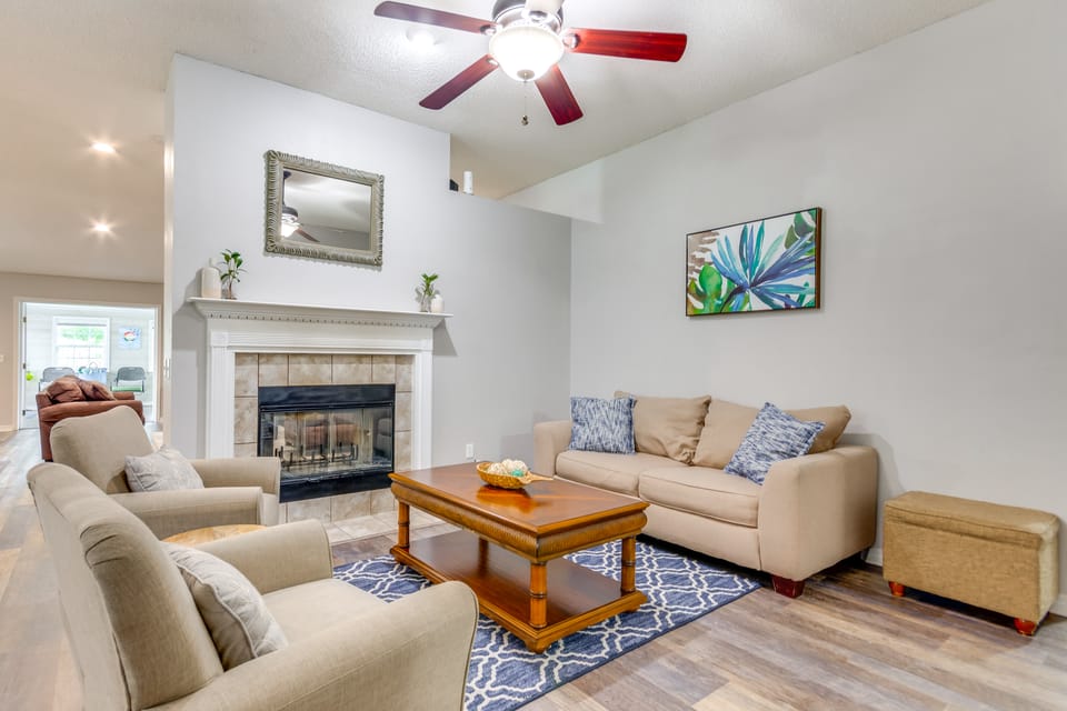 Spacious Home w/ Sunroom, 15 Mi to Pensacola! House in Alabama