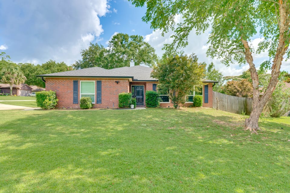 Spacious Home w/ Sunroom, 15 Mi to Pensacola! House in Alabama