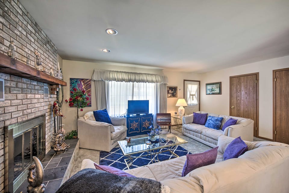 12 Mi to Hersheypark: Family Home w/ Deck! House in Pennsylvania