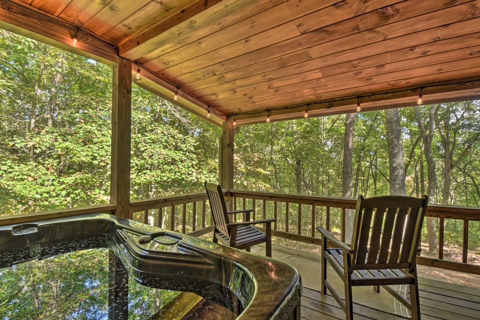 Blue Ridge Cabin: Hot Tub, Fire Pit & Grill! House in McCaysville