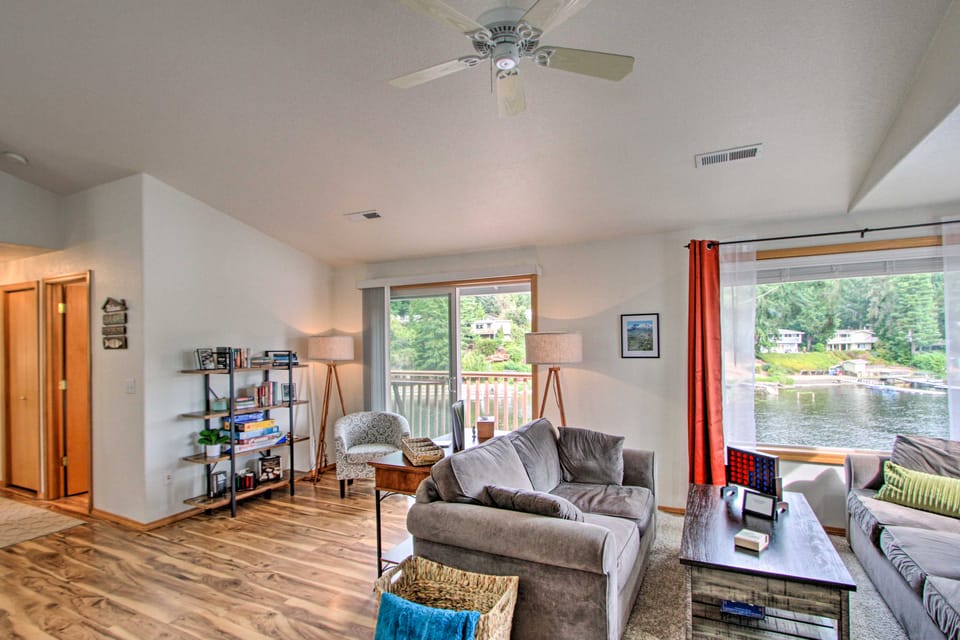 'The Peacock House' - Waterfront Home w/ Hot Tub! House in Washington