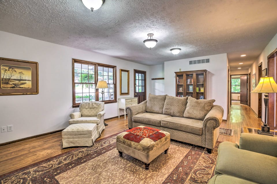 Quiet Home w/ Fire Pit - 1 Mi to Downtown Acworth! House in Acworth