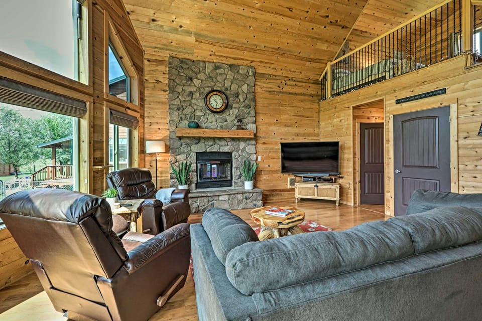 9 Mi to Rainbow Lake: Mtn Getaway w/ BBQ! House in Arizona