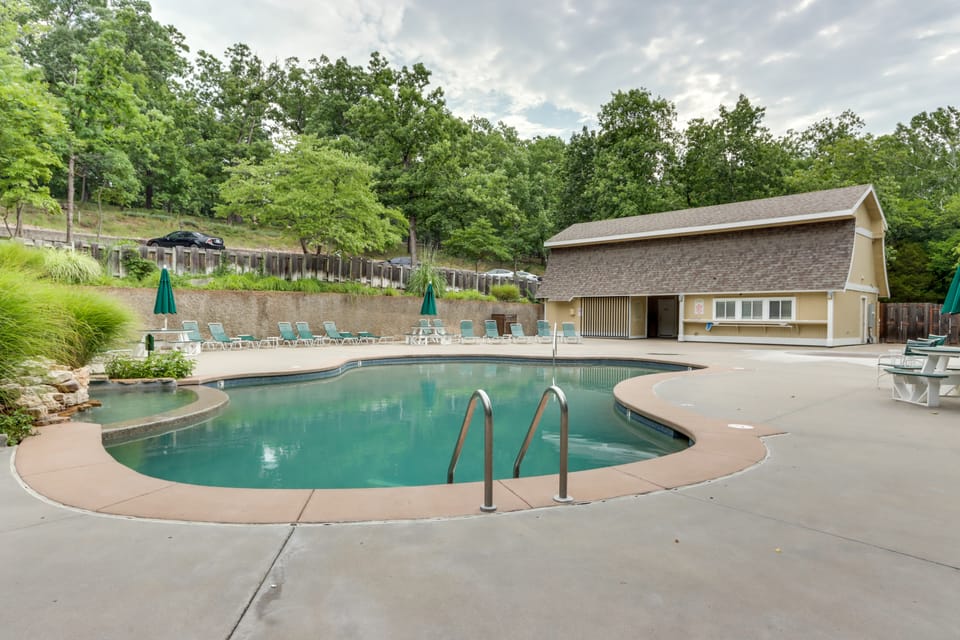Pools, Water Park! Margaritaville Resort Home House in Lake of the Ozarks