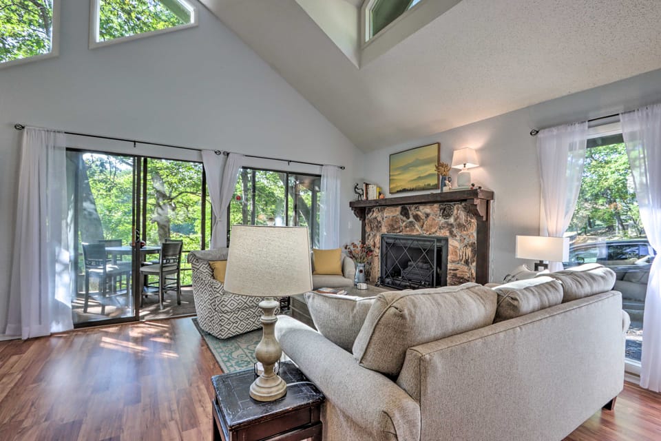 Pools, Water Park! Margaritaville Resort Home House in Lake of the Ozarks