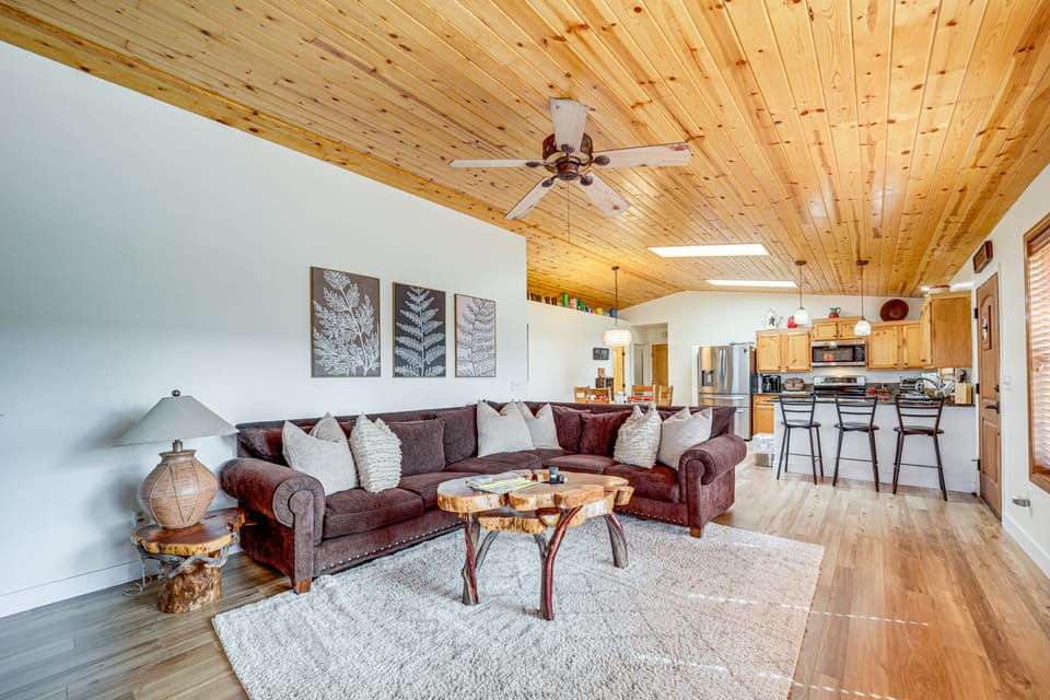 Strawberry Hideaway in the Pines w/ Hot Tub! House in Strawberry