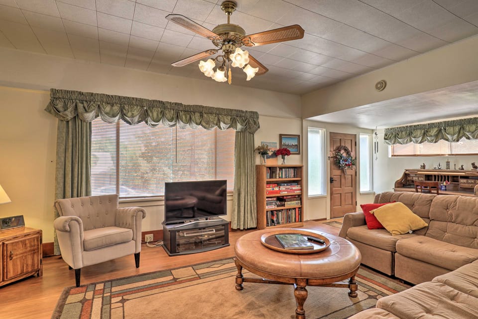 Lots of Parking & Only 2 Steps Into the Back Door! House in Bisbee