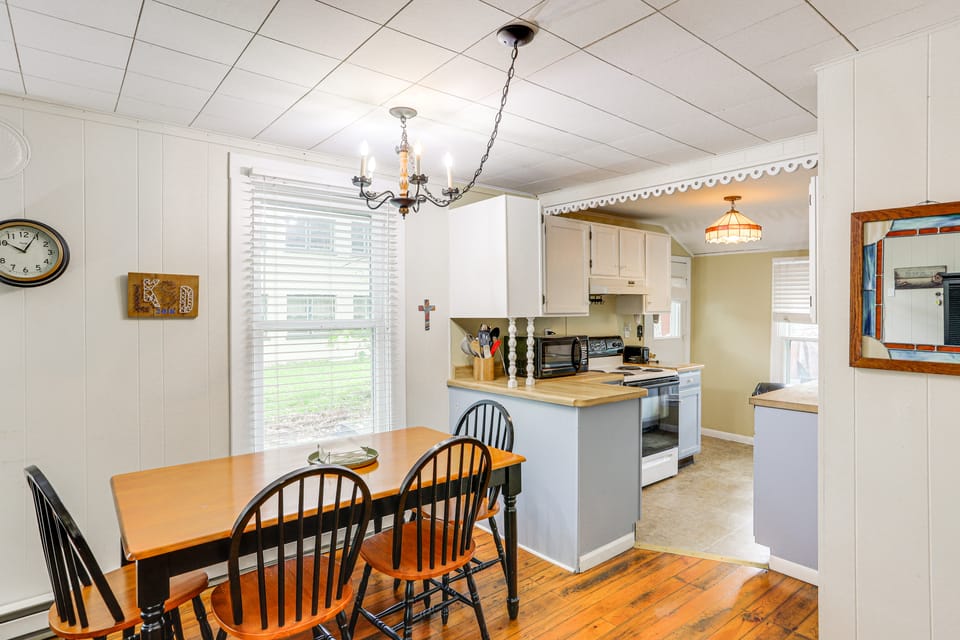 Walk to Lake: Historic Lakeside Marblehead Cottage Cottage in Lakeside