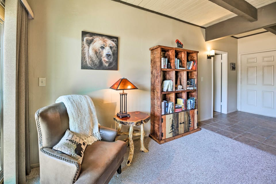 Patio & Fireplace: Country Club Pinetop Condo! Apartment in Arizona