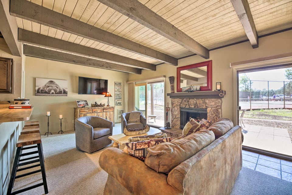 Patio & Fireplace: Country Club Pinetop Condo! Apartment in Arizona