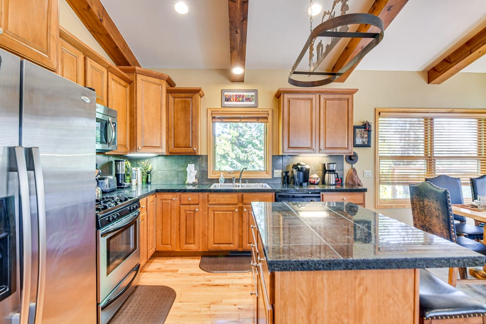 1 Mi to Grand Lake: Family-Friendly Gem w/ Hot Tub House in Grand Lake