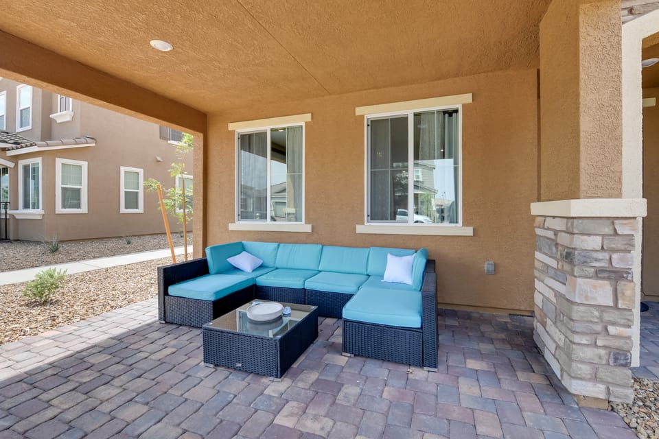 Henderson Family Getaway! Modern Townhome w/ Patio Apartment in Henderson