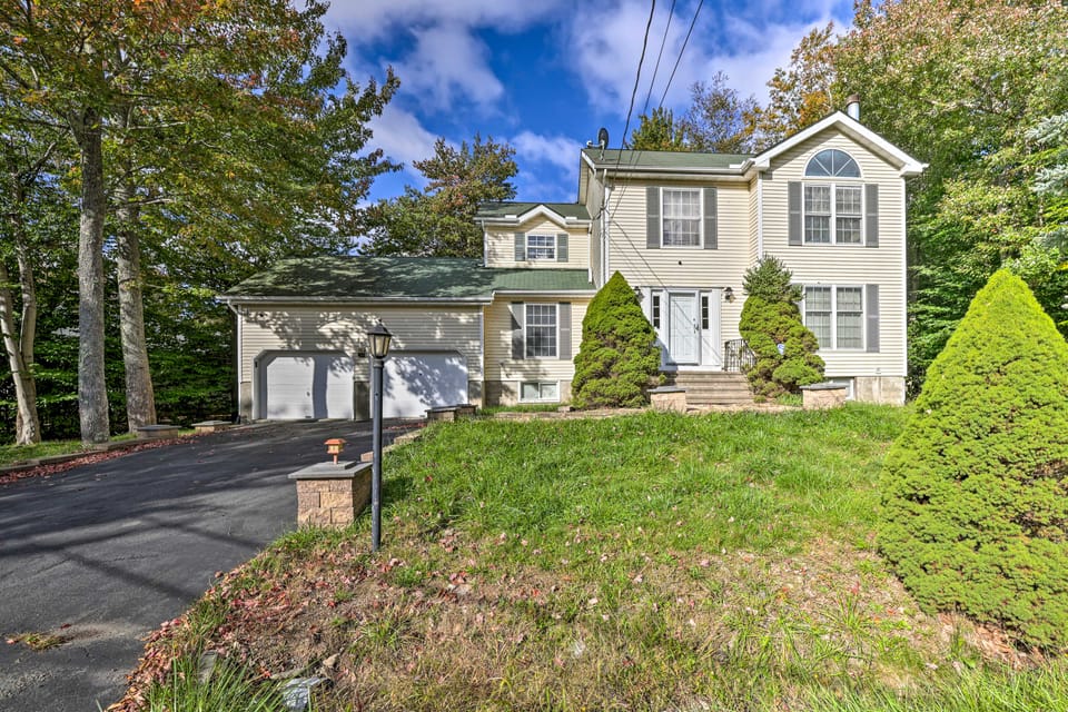 Deck & Backyard: Tobyhanna Family Home House in Coolbaugh Township