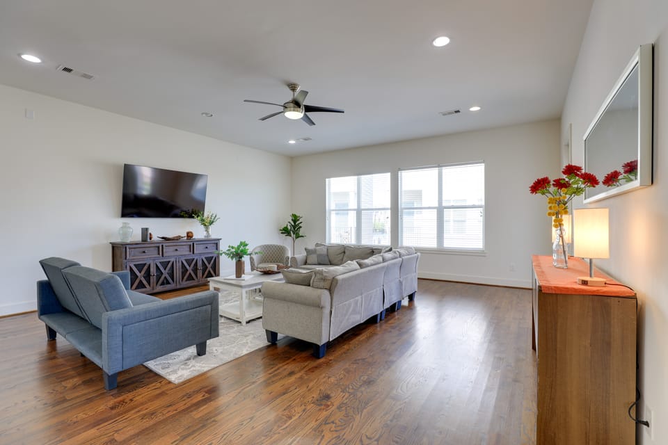 3-Story Home Near NRG Stadium, Museums & Nightlife House in Houston