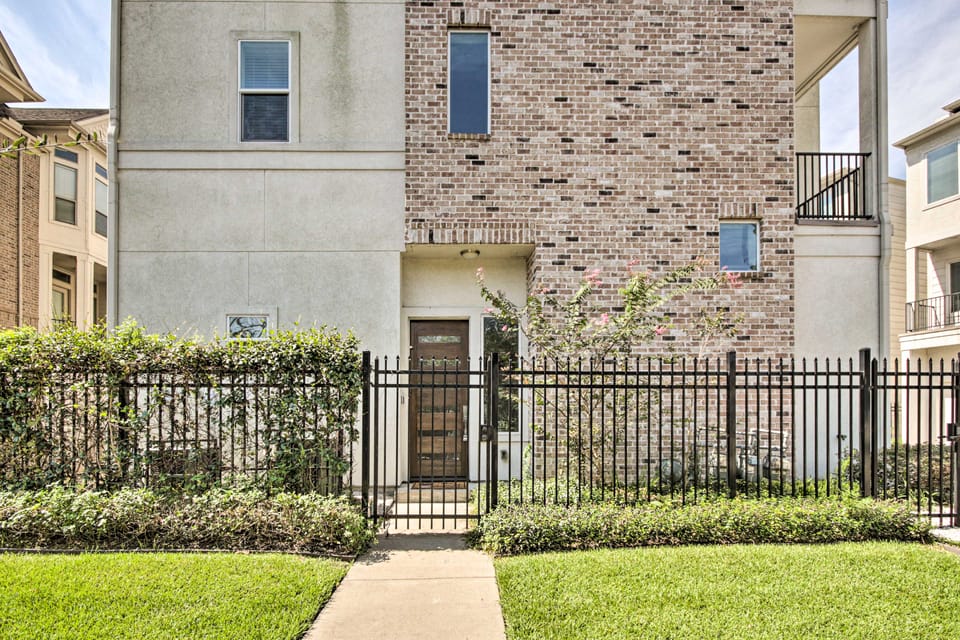 3-Story Home Near NRG Stadium, Museums & Nightlife House in Houston