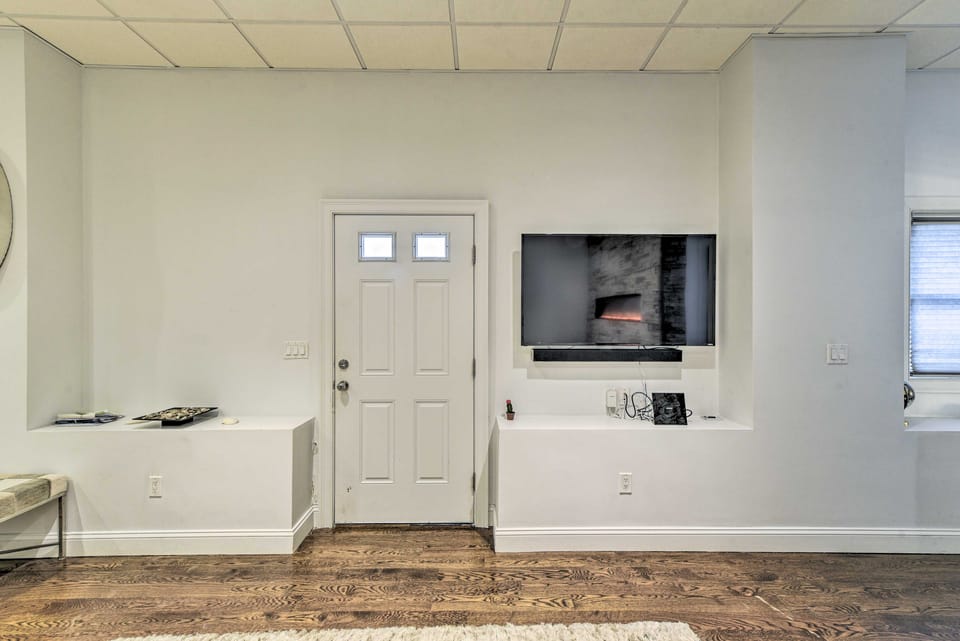 Pet-Friendly Apartment, 6 Miles to Downtown Apartment in Revere