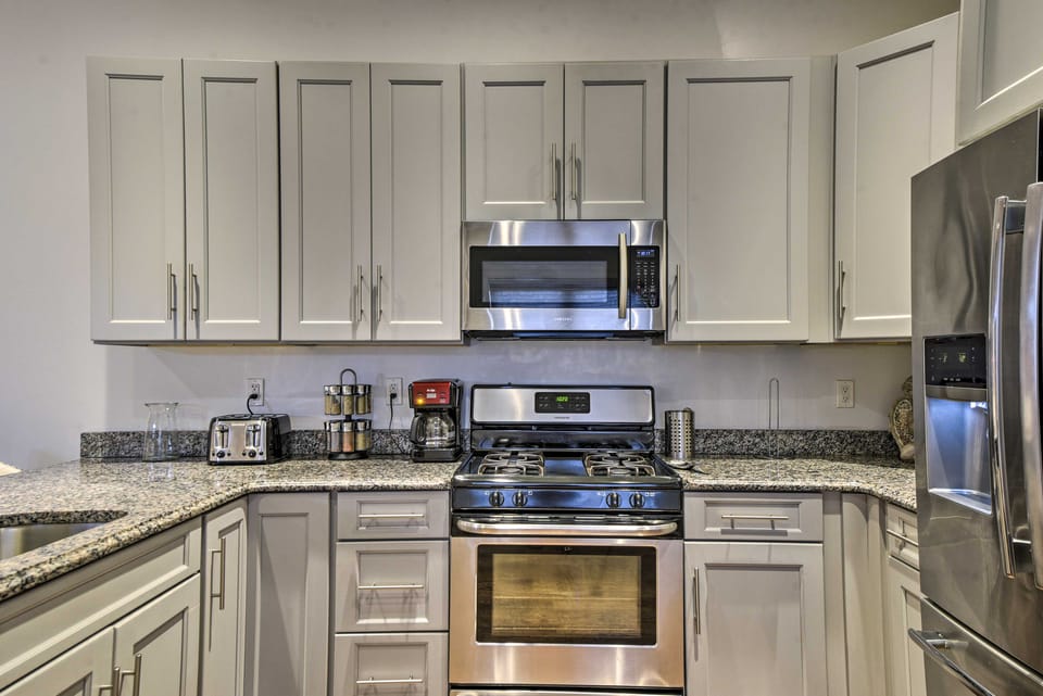 Pet-Friendly Apartment, 6 Miles to Downtown Apartment in Revere