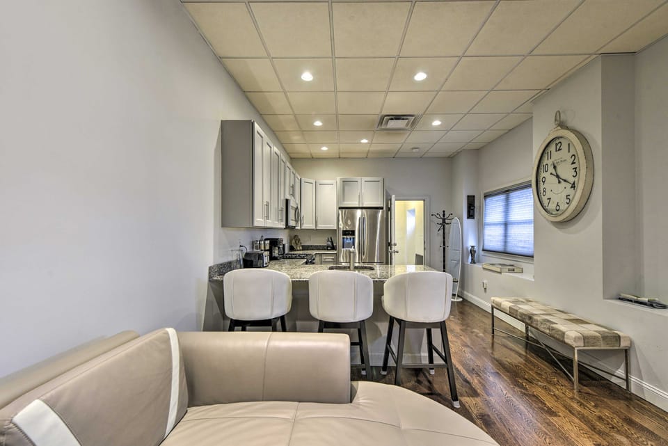 Pet-Friendly Apartment, 6 Miles to Downtown Apartment in Revere