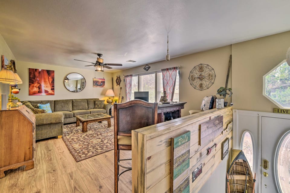 1 Mi to Canyon Tours: Vibrant Page Paradise! House in Page
